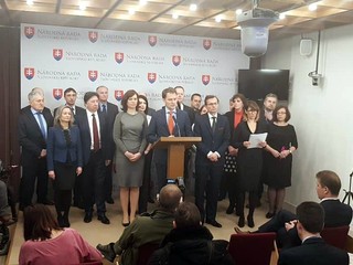 NAŽIVO: Ficove ultimátum vypršalo, odkazuje opozícia