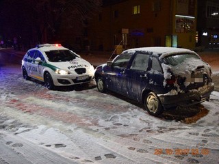 Muž s  2,33 promile bez vodičáku nabúral do policajtov