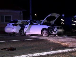 Všetci si mysleli, že sa zrazili dve autá. Zdemolované auto však bolo roztrhnuté na dve polovice