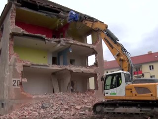 Vďaka zásade trikrát a dosť vysťahovali 200 rodín a začali s búraním ďalšej bytovky