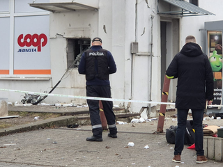 V obci Čachtice došlo k výbuchu bankomatu. Po páchateľoch pátra polícia