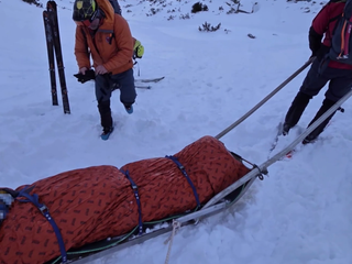 Záchranári opäť stúpali do žľabu, skialpinista po zranení nebol schopný zostupu