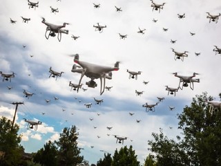 Vďaka novej technológii dokáže človek ovládať až 130 dronov naraz