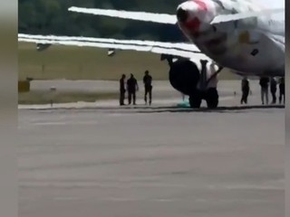 V Taliansku nasalo lietadlo muža do motora. Kvôli tragédii meškali lety