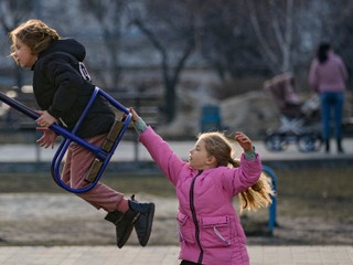 Štáb TV JOJ na Ukrajine: Marína utekala pred vojnou s vlastnými, aj cudzími deťmi