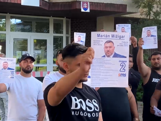 O pár dní majú byť v Žehre doplňujúce voľby. Jedného z kandidátov na starostu ale vzali kukláči