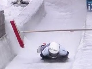 Skeletonistka zmietla metlu