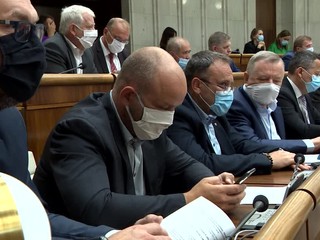 Poslanci odklepli kontroly ľudí, vracajúcich sa z červených zón, prostredníctvom lokalizácie telefónov