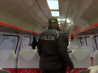 Vlaky už stráži viac policajtov. Čo si o zmene myslia cestujúci?
