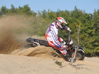 Huste.tv sa púšťa do motokrosu