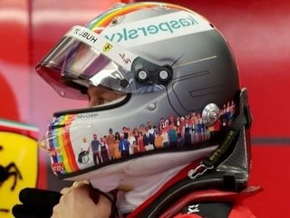 Vettelova špeciálna prilba v dražbe zarobila veľké peniaze