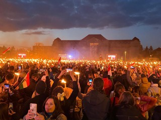 VIDEO: Boli sme na posledných predvolebných mítingoch Fideszu a strany TISZA