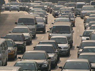 Nechcelo sa mu čakať v zápche, dokreslil na cestu šípku