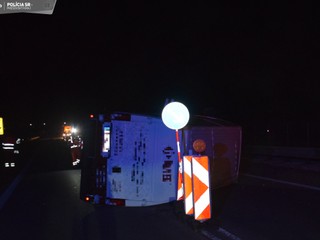 Spôsobil dopravnú nehodu a z auta vystúpil s pivom v ruke