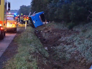Nehoda na D2: Autobus s 19 ľuďmi havaroval, jedna žena skončila vo vážnom stave