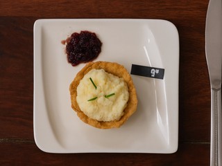 Tartaletky s bryndzovou penou a cibuľovým džemom