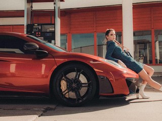 Kalea si odskočila natankovať McLaren: Je sa na čo pozerať