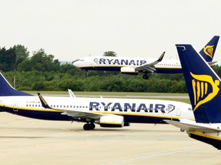 Zamestnanci Ryanairu sa odfotili ležiaci na zemi. Dostali výpoveď