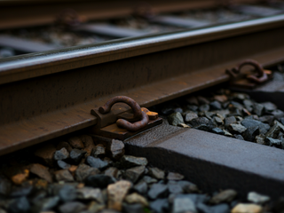 Pri koľajisku v Bratislave ležalo telo muža. Na mieste zasahovala polícia aj lekár