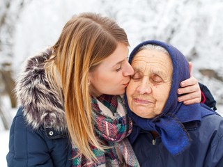 Nezabúdajme na seniorov: na linku pre seniorov volajú zo strachu vojny, či podvodov