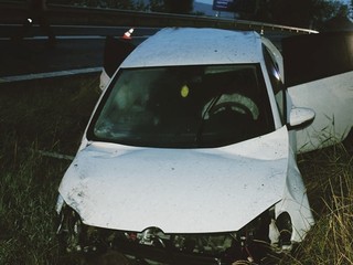 Dramatické ráno na ceste: Auto sa prevrátilo a traja sú ťažko zranení
