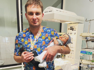 Ukrajinský detský chirurg ostáva počas bombardovania pri bábätkách na prístrojoch. Nemôžu ísť do krytu