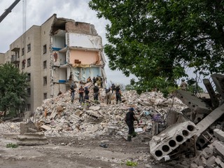 VIDEO: Po ruskom útoku na obytný dom zahynulo najmenej 15 ľudí. Obetí je viac, sú uväznené v troskách