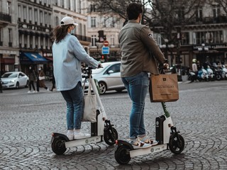 V Paríži na elektrickej kolobežke nepredbehnete už ani bežca
