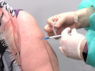 Za týždeň sa z očkovania vakcínou Astra Zeneca odhlásilo vyše 2500 ľudí. ŠÚKL upozorňuje na načasovanie druhej dávky