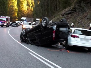 Na Donovaloch sa zrazili tri autá. Viezli sa v nich aj deti