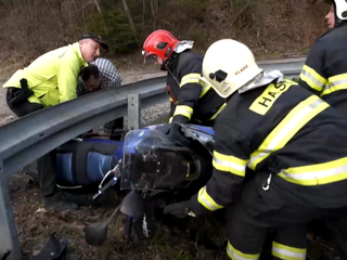 Vážna nehoda manželov: Ich motorku zachytili až zvodidlá