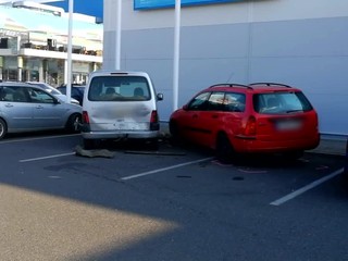 Mladíci v Liptovskom Mikuláši zničili autá na parkovisku, po nehode utiekli