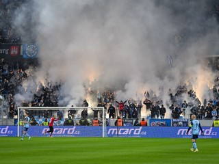 Nadávky, svetlice, priestupky: Futbalové derby v Bratislave spôsobili rozruch