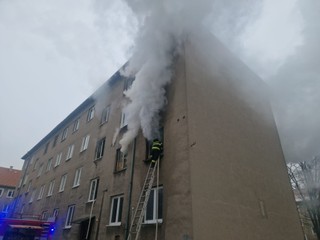 Obyvateľov bytovky vydesil požiar. Zranili sa dve osoby