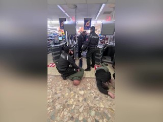 Jeden z obvinených antirúškarov, ktorí vyčíňali v piešťanskom supermarkete, putuje za mreže