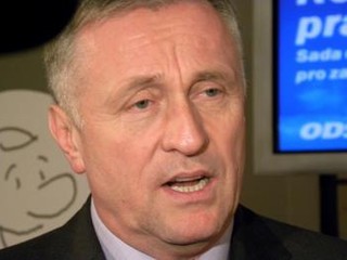 Český expremiér Topolánek bojuje s rakovinou. Začína s chemoterapiou