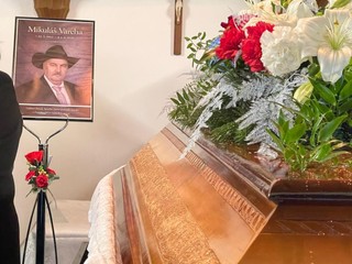 Stovky ľudí sa rozlúčili s Mikulášom Varehom. Kráľa Zemplína pochovali s mečom