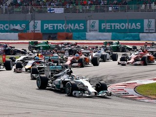 Aj v druhom tréningu pred VC Maďarska double Mercedesu