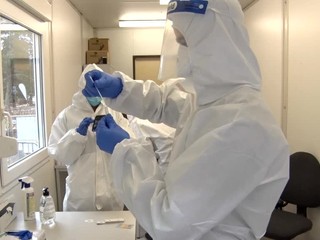 Nový kmeň koronavírusu sa intenzívne šíri medzi deťmi a ľuďmi pod 60 rokov