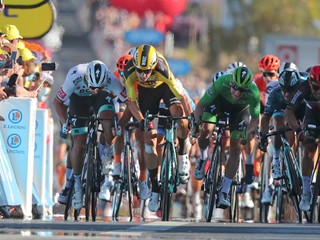 Nebol to nebezpečný pohyb, bráni sa Sagan. Radšej to nekomentujem, reaguje Van Aert