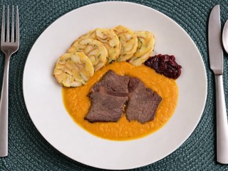 Sviečková na smotane s karlovarským knedlíkom