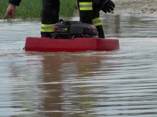 Silná búrka polámala stromy a postrhávala strechy. Zasiahla školu, aj zimný štadión