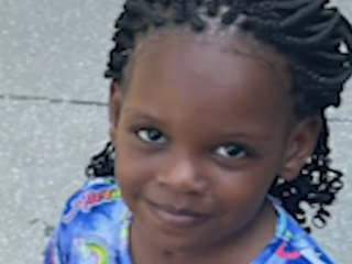 Rodinná tragédia: Dieťa našlo v domácnosti nabitú zbraň. Pri hraní sa vystrelila a 4-ročné dievčatko zranenie neprežilo