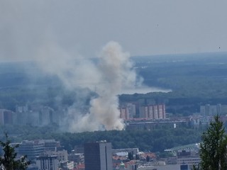 FOTO: V Bratislave začala horieť drvička dreva. Oheň zachvátil aj luxusné autá na parkovisku