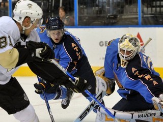 Šatan korčuľoval 14 minút ako Medveď, Hossa dal už 10 gólov