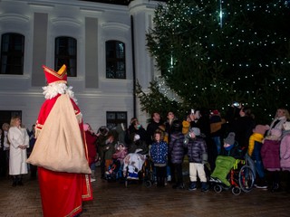 VIDEO: Spolu s prezidentkou rozsvietili vianočný stromček aj deti a Mikuláš