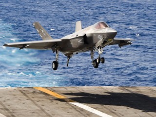 USA majú seriózny problém: Jedna z ich stíhačiek F-35 sa pri pristávaní zrútila do mora