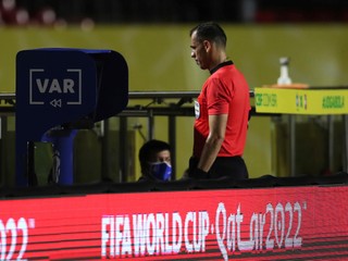 Španieli tvrdia, že majú patent na VAR. FIFA a UEFA ho používajú nelegálne