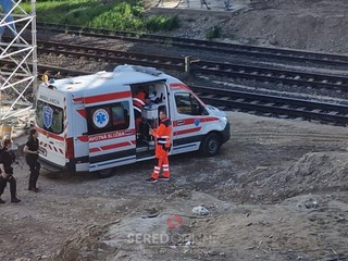Muž (42†) sa snažil tyčou odstrániť igelit z trakčného vedenia. Na mieste zomrel