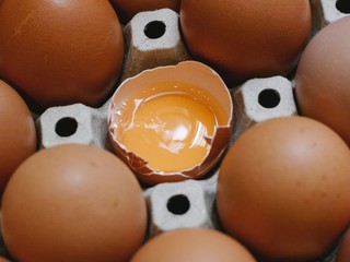 Je tu nová výzva s lúpaním vajíčok: Vyskúšate ju?